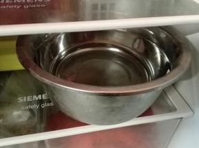 用一大盆装好凉开水，放入冰箱冰着备用