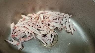 鸡脚剪趾甲砍半洗净