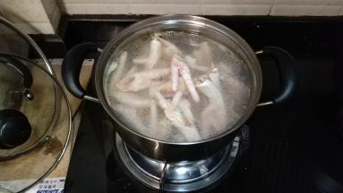 锅里放入料酒、姜、葱鸡腿