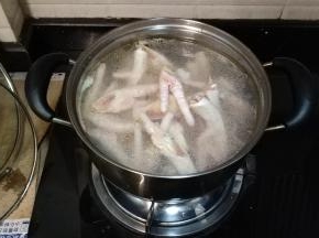 锅里放入料酒、姜、葱鸡腿