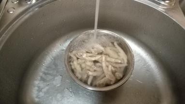 煮好的鸡脚捞起用开水冲干净浮沫