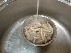 煮好的鸡脚捞起用开水冲干净浮沫