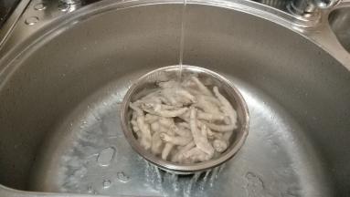 再开小水一直冲到鸡脚冷却，后再冲洗干净