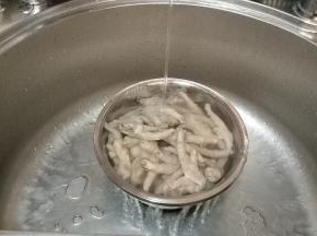 再开小水一直冲到鸡脚冷却，后再冲洗干净