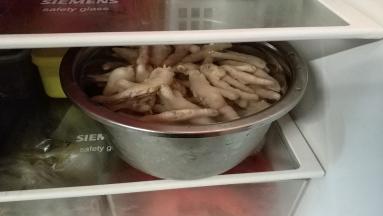 捞出沥干水分放入事先准备好的冰水里，放回冰箱盖上保鲜膜浸泡3小时