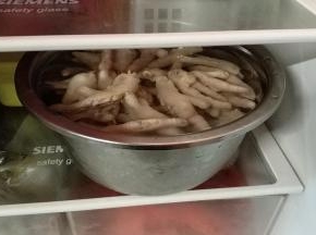 捞出沥干水分放入事先准备好的冰水里，放回冰箱盖上保鲜膜浸泡3小时