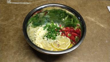 腌料的材料除了百香果外，全部切碎放入盆中