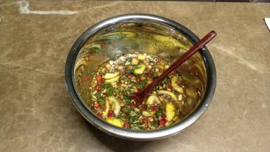 加入腌料中的调料拌均匀（这个时候试一试味道，偏咸就对啦！）