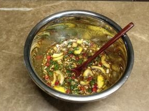 加入腌料中的调料拌均匀（这个时候试一试味道，偏咸就对啦！）