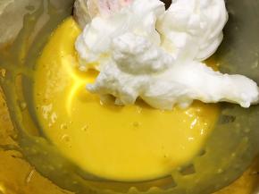 分三次把打发好的蛋白跟蛋黄糊混合均匀