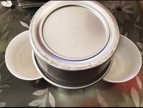 出炉后从高处摔下震出热气后倒扣，等完全凉透后再脱模