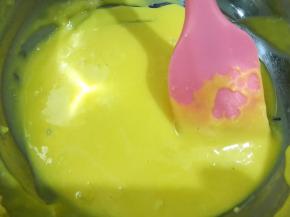 蛋黄糊翻拌均匀