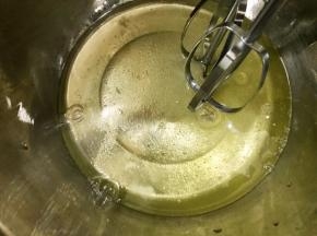 现在开始打发蛋白
加入配方量中的30克糖
