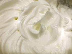 打蛋器高速打发至干性发泡，提起打蛋器带出的蛋白不倒即可