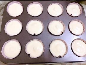 混合好的面糊装入纸杯8分满
放入预热好的烤箱130度40分钟，再转150度烤8分钟