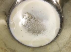 牛奶，玉米油和配方量中的10克糖放入盆里，搅拌至乳化