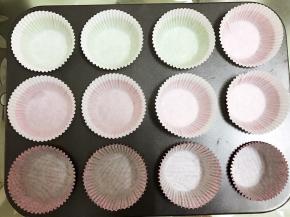 纸托放入模具里