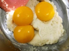 鸡蛋分离，蛋黄加入面糊里
蛋白放入无油无水的另一个盆里