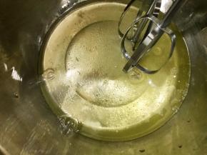 现在开始打发蛋白
加入配方量中的30克糖