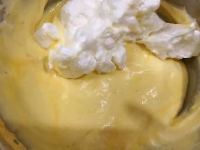 一定不可画圈搅拌会消泡
用从下往上翻拌或者切拌