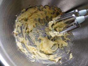 将黄油切成小块软化后，用电动打蛋器打至顺滑。