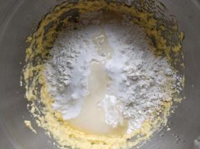 将杏仁粉、细砂糖、低筋粉和柠檬汁混合，筛入其中。