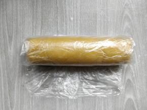 揉成1条直径6cm的圆柱体，包好后入冰箱冷藏30分钟。