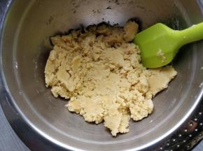将面团拌匀后，装入保鲜袋。