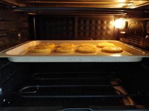 将烤盘放入预热好的烤箱中层，上下火180度烘烤20分钟左右。也可以延时5分钟，可以得到更松脆的口感。