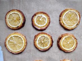 取出放在晾网上，用喷枪将表面上色，撒上粗砂糖，冷却即可。