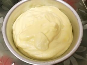 混合好的面糊倒入6寸模具里