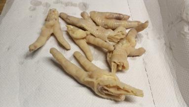 冰冻好的鸡腿沥干水分，用厨房纸吸干水份