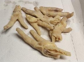 冰冻好的鸡腿沥干水分，用厨房纸吸干水份