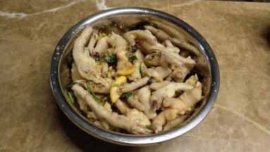 放入腌料里，戴上一次性手套抓匀翻拌