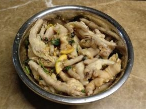 放入腌料里，戴上一次性手套抓匀翻拌