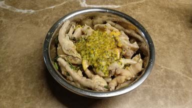 百香果肉挖出放入鸡脚里