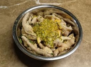 百香果肉挖出放入鸡脚里