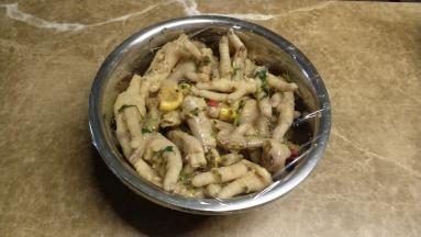 包上保鲜膜，放冰箱冷藏过夜，24小时腌制期间每4小时拿出翻拌一次，共翻拌三次！