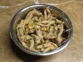 包上保鲜膜，放冰箱冷藏过夜，24小时腌制期间每4小时拿出翻拌一次，共翻拌三次！