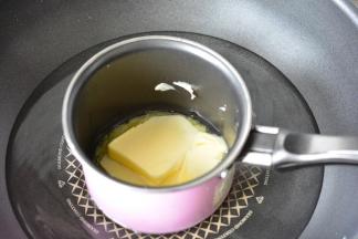 将黄油放在小奶锅中隔水融化