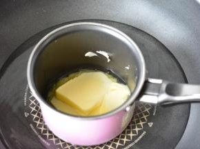 将黄油放在小奶锅中隔水融化