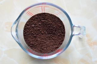 奥利奥饼干放入保鲜袋中用手捏碎再用擀面杖擀成饼干沫状，如果有饼干碎这一步就可

以省略