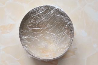 慕斯模具底部用保鲜膜包起来，最好多包几层，不容易坏