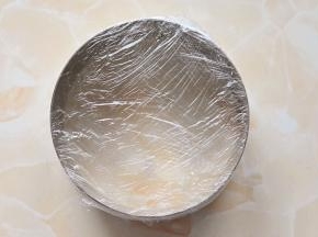 慕斯模具底部用保鲜膜包起来，最好多包几层，不容易坏