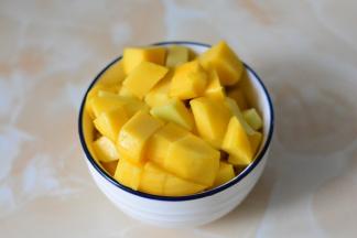把芒果用刀切成小块