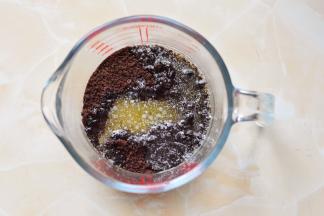 融化好的黄油倒在奥利奥饼干碎里面，用刮刀搅拌均匀，让黄油和奥利奥饼干碎充分融

合