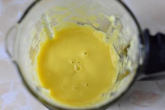 最好把芒果泥打的碎一点，细腻一点，打好以后，取出来30克留着做镜面