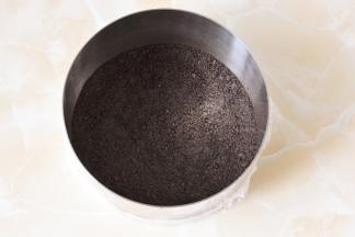 搅拌好的奥利奥饼干碎放在慕斯模具中压实，放在冷藏里备用，（最少要十分钟以上）

一定要压实，否则脱模切的时候容易散掉。