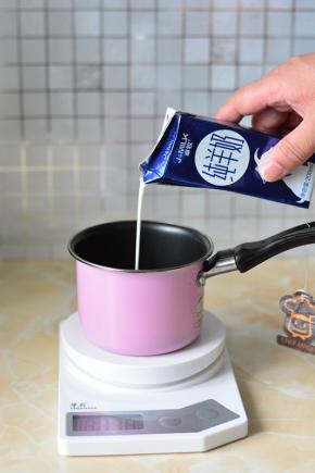 35g细砂糖倒入50g纯羊奶中，放在小奶锅里面