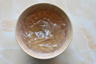 将吉利丁片用放在凉开水中泡软备用